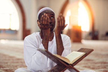 Geleneksel dua Tanrı'ya Dishdasha giyen süre yapım Afrika Müslüman erkek