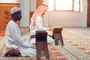 İki dini Müslüman erkek Camii içinde dua