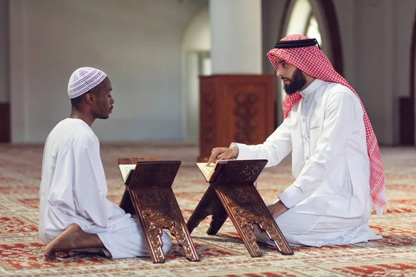 Dos musulmanes religiosos rezando dentro de la mezquita — Foto de Stock