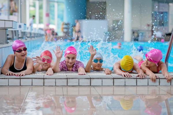 Boldog gyerekek a medence mellett. fiatal és sikeres úszók jelentenek. — Stock Fotó