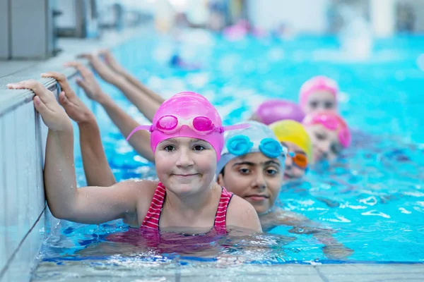 Enfants heureux à la piscine. les nageurs jeunes et réussis posent . — Photo