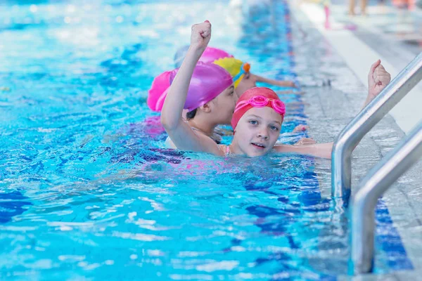 Niños felices en la piscina. nadadores jóvenes y exitosos posan . —  Fotos de Stock