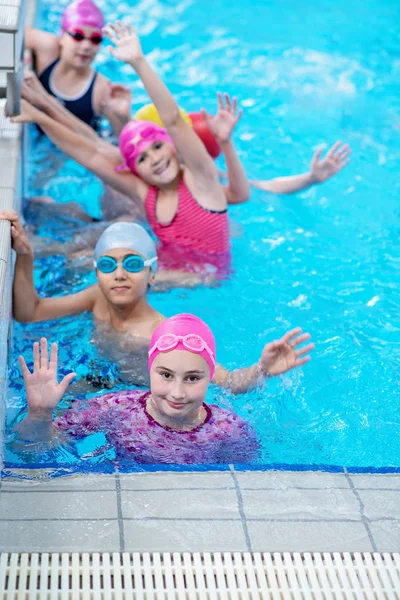 Enfants heureux à la piscine. les nageurs jeunes et réussis posent . — Photo