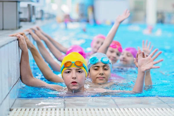 Mutlu çocuklar yüzme havuzunda. Genç ve başarılı yüzücüler poz. — Stok fotoğraf
