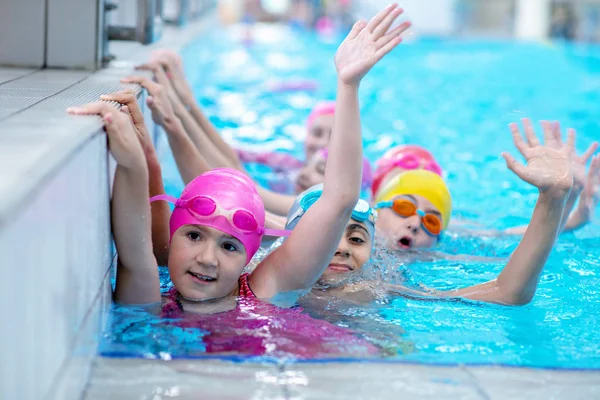 Счастливые дети в бассейне. молодые и успешные пловцы позируют . — стоковое фото