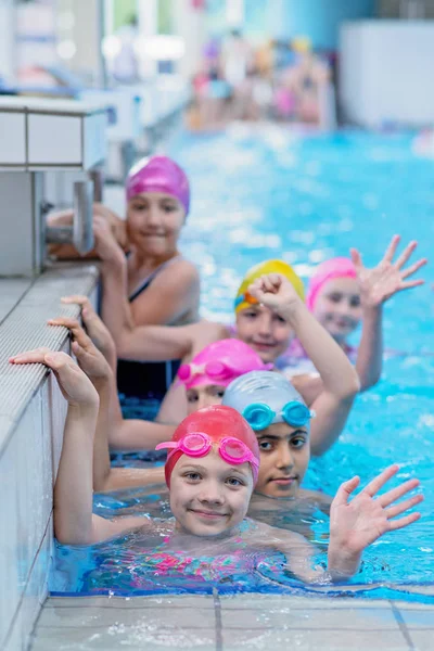 Szczęśliwy kids przy basenie. młody i sukces pływaków stanowią. — Zdjęcie stockowe