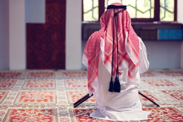 Dindar Müslüman adam caminin içinde dua ediyor. — Stok fotoğraf