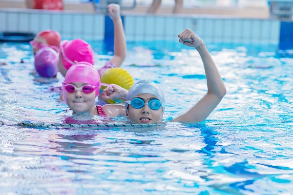 Mutlu çocuklar yüzme havuzunda. Genç ve başarılı yüzücüler poz. — Stok fotoğraf