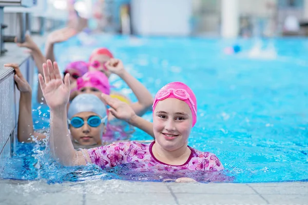 Niños felices en la piscina. nadadores jóvenes y exitosos posan . — Foto de Stock
