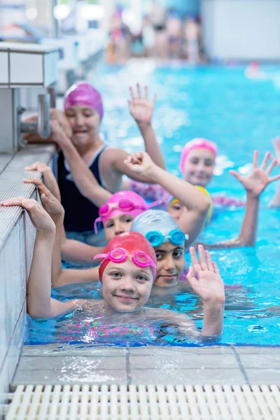 Gelukkige jonge geitjes bij het zwembad. jonge en succesvolle zwemmers pose. — Stockfoto