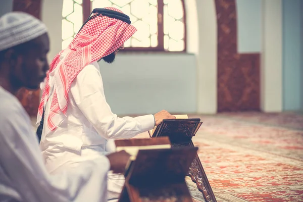 Twee religieuze islamitische man binnen de moskee bidden — Stockfoto