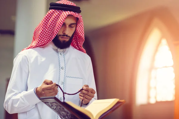 Vallásos muszlim férfi imádkozik a mecsetben — Stock Fotó