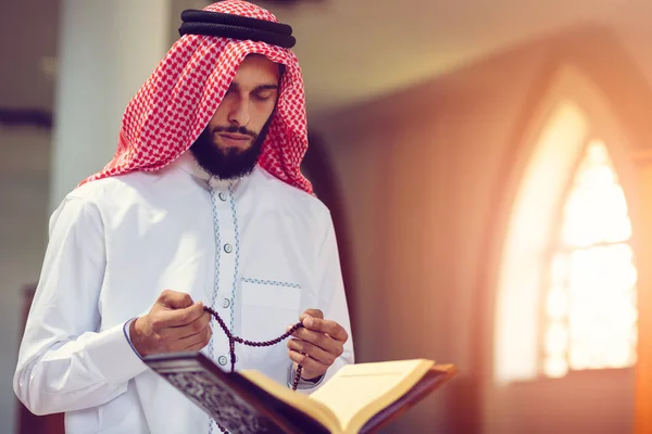 Religiös muslim man ber inne i moskén — Stockfoto