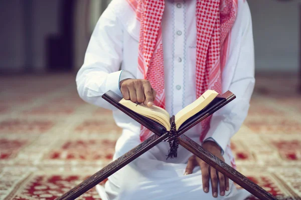 Religioso muçulmano homem orando dentro da mesquita — Fotografia de Stock