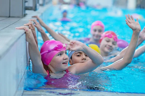 Glückliche Kinder im Schwimmbad. Junge und erfolgreiche Schwimmer posieren. — Stockfoto