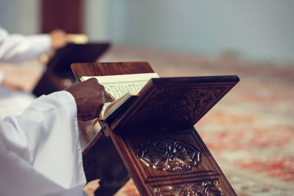 Двоє релігійних мусульман молиться всередині мечеті — стокове фото