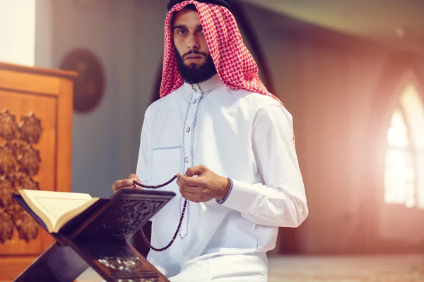 Religioso muçulmano homem orando dentro da mesquita — Fotografia de Stock