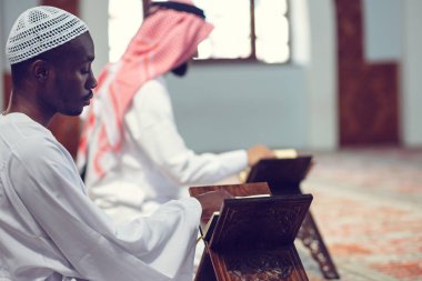 İki dini Müslüman erkek Camii içinde dua