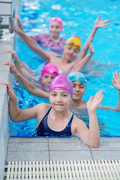 Glada barn vid poolen. unga och framgångsrika simmare pose. — Stockfoto