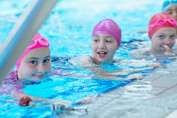 Glada barn vid poolen. unga och framgångsrika simmare pose. — Stockfoto