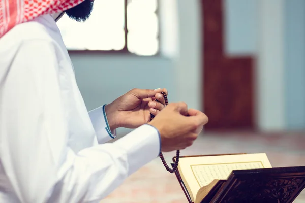 Θρησκευτικός μουσουλμάνος άνθρωπος προσεύχεται μέσα στο τζαμί — Φωτογραφία Αρχείου
