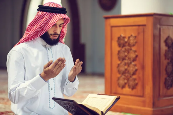 Náboženský muslim modlí uvnitř mešity — Stock fotografie