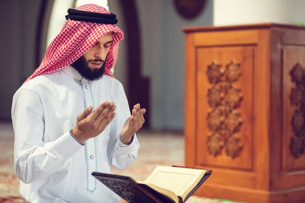 Religiöser muslimischer Mann betet in der Moschee — Stockfoto