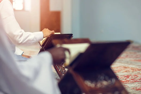 Dos musulmanes religiosos rezando dentro de la mezquita — Foto de Stock