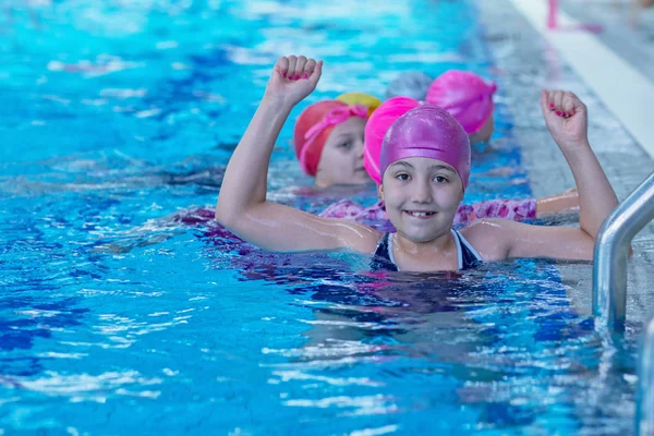 Glada barn vid poolen. unga och framgångsrika simmare pose. — Stockfoto