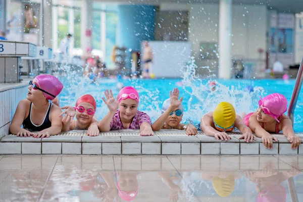 Bambini felici in piscina. giovani e di successo nuotatori posa . — Foto Stock