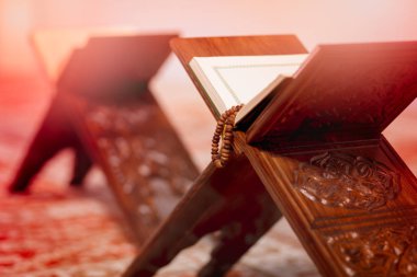 Kur'an-ı Kerim cami - namaz için açık.