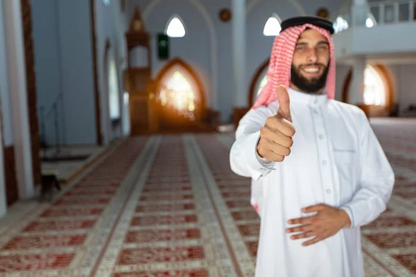 Sonriente joven árabe posando dentro de la mezquita — Foto de Stock