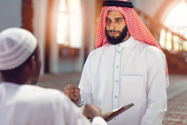 Dois muçulmanos religiosos rezando juntos dentro da mesquita — Fotografia de Stock