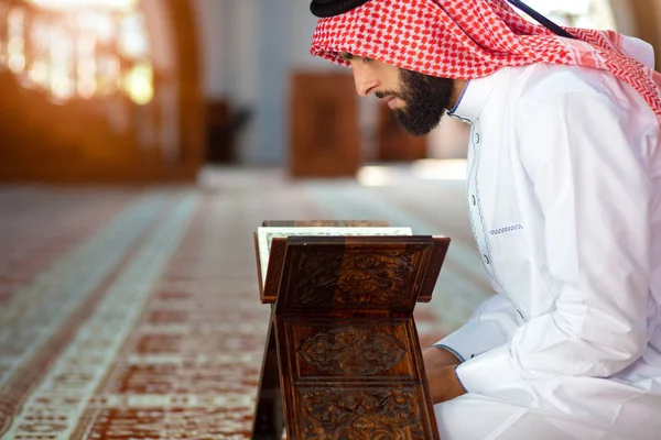 Zwei gläubige Muslime beten gemeinsam in der Moschee — Stockfoto