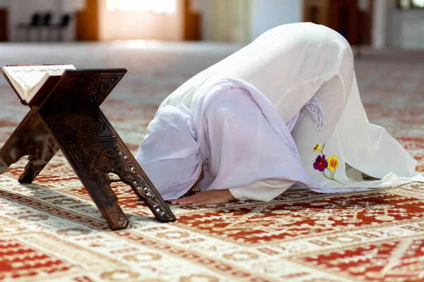 Νεαρή μουσουλμάνα προσεύχεται στο τζαμί με το Κοράνιο — Φωτογραφία Αρχείου