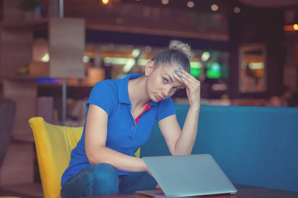 Geschockt und frustriert blickt die junge Anwältin auf den Bildschirm ihres Laptops. Schlechte Stimmung — Stockfoto