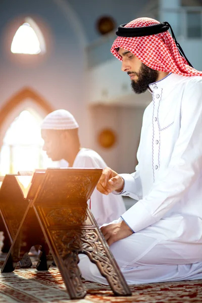 Två religiösa muslimska man ber tillsammans inne i moskén — Stockfoto