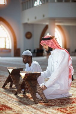 İki dindar Müslüman camide birlikte dua ediyor.