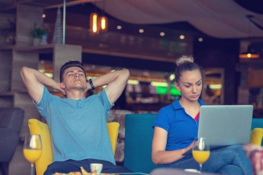 Öğrenciler eğleniyor saat erken sonraki çalışma sınıf kırılma içinde yemek pizza grup ve parti İtalyan gıda dilim tadını çıkarın