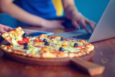Bağımsız işyeri kadar alay et. Tablet PC, cep telefonu ve pizza. Üstten görünüm görüntü. Hızlı pizza teslimat