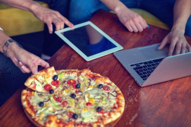 Bağımsız işyeri kadar alay et. Tablet PC, cep telefonu ve pizza. Üstten görünüm görüntü. Hızlı pizza teslimat
