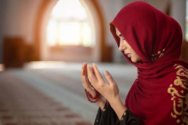 Junge muslimische Frau betet in Moschee mit Qran — Stockfoto