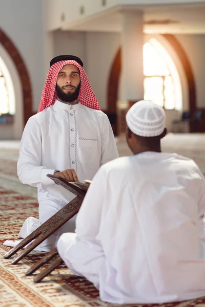 Due religiosi musulmani che pregano insieme all'interno della moschea — Foto Stock