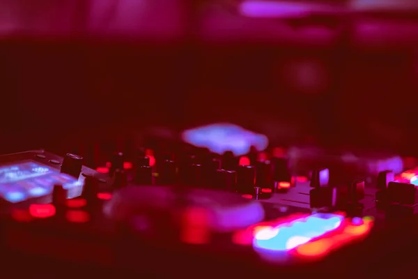 Dj mezcla la pista en el club nocturno en la fiesta. DJ manos en movimiento — Foto de Stock