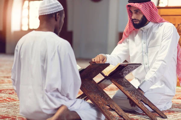 Twee Religieuze Moslim Man Bidden Samen Moskee — Stockfoto