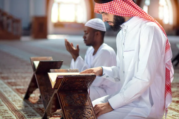Twee religieuze moslim man bidden samen in de moskee — Stockfoto