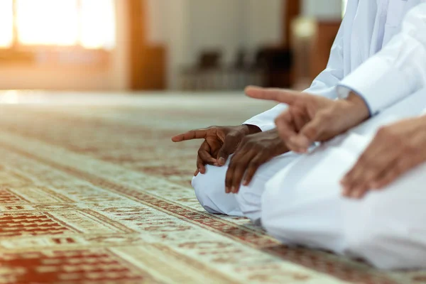 Dois muçulmanos religiosos rezando juntos dentro da mesquita — Fotografia de Stock