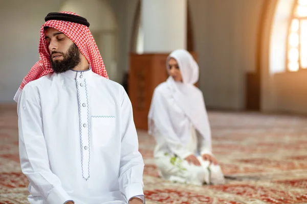 Homem e mulher muçulmanos rezando na mesquita — Fotografia de Stock