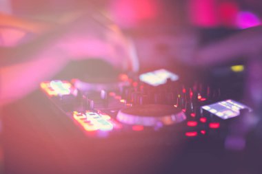 DJ parti kulübünde parça karışımları. DJ çekimde eller