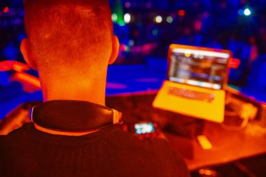 Kulüp, disko DJ 'i mutlu insanlar için müzik çalıp karıştırıyor. Gece hayatı, konser ışıkları, fişekler..